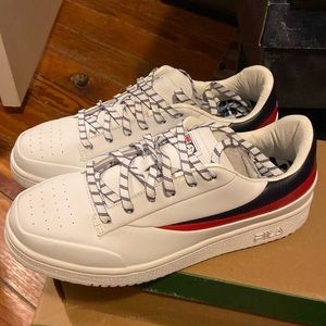 Brooks Brothers Fila Women’s Tennis Shoes 9M Runs small!